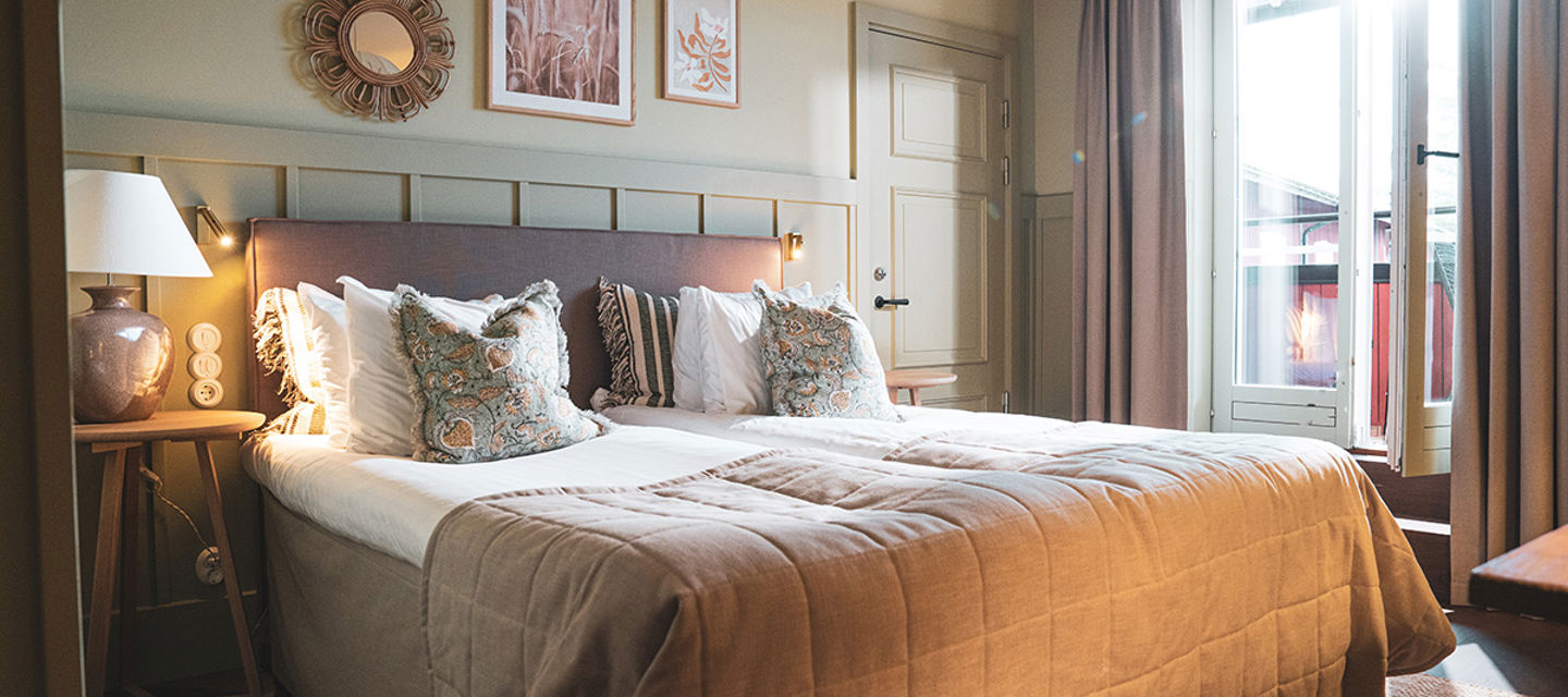 Hotellsovrum i dova färger på Värmdö